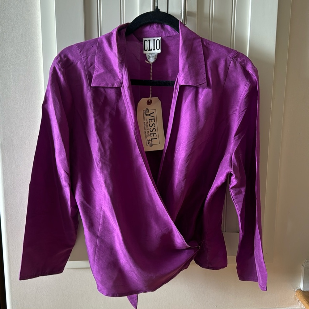 100% silk wrap around blouse. Vintage from the 80s.